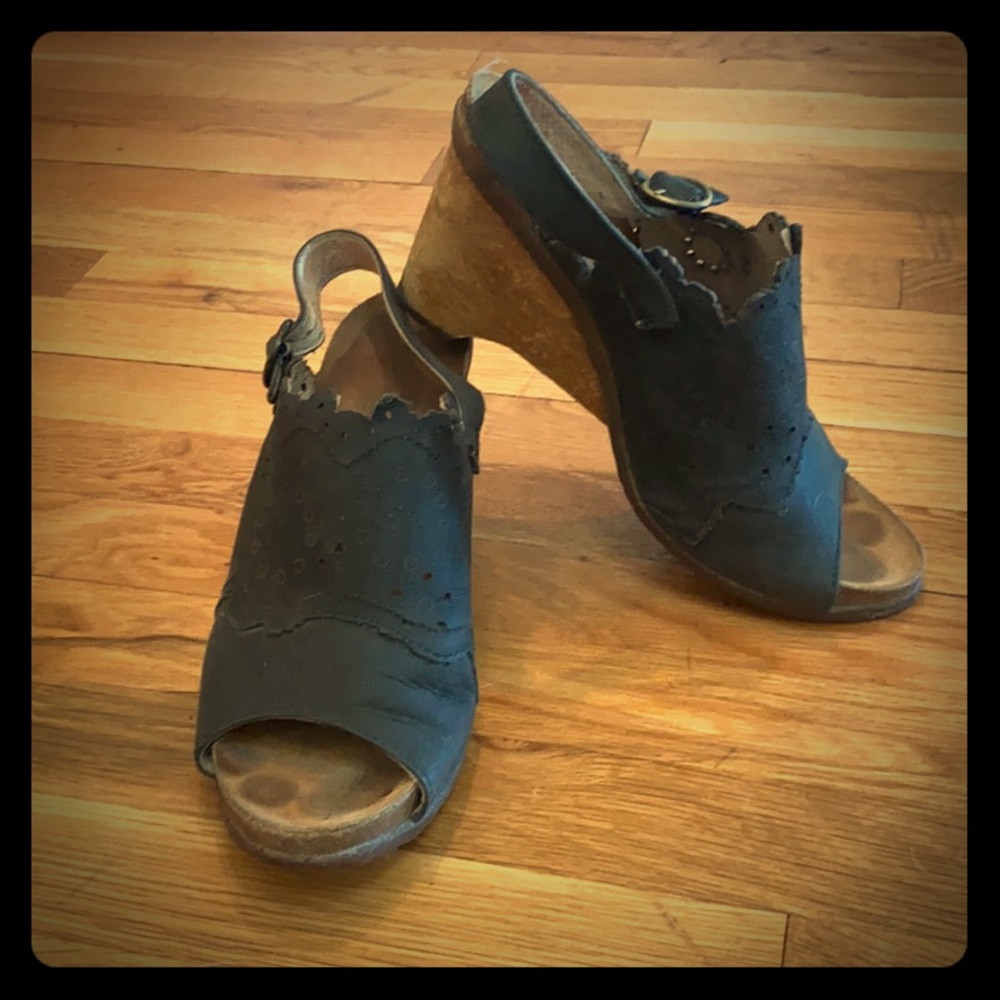 Feminine black wedges